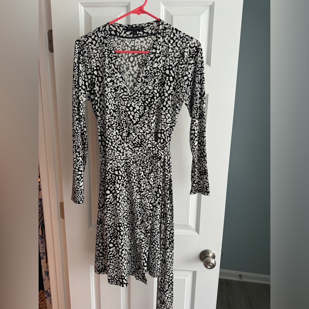 Banana Republic Factory midi wrap dress black & white print V neck | Size SP